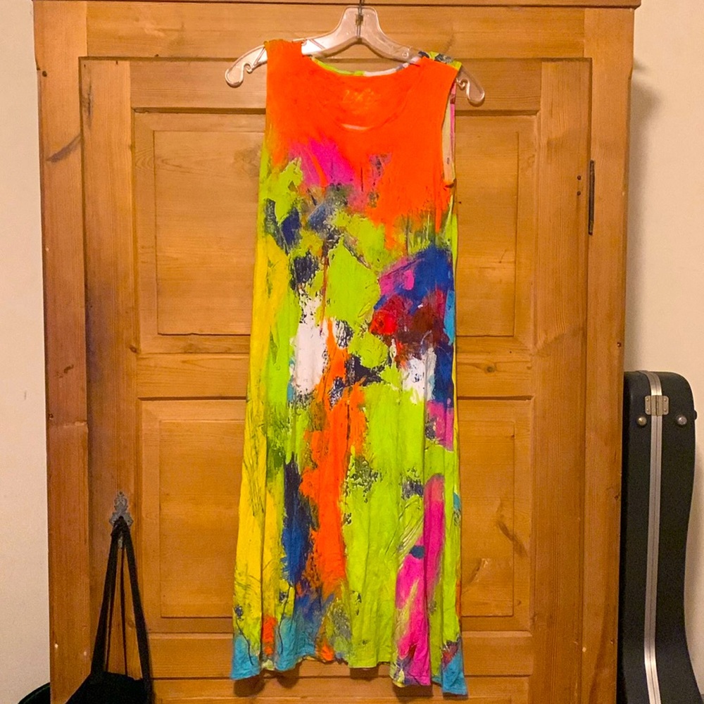 Beautiful dress .. great for summer. Light weight / sleeveless.